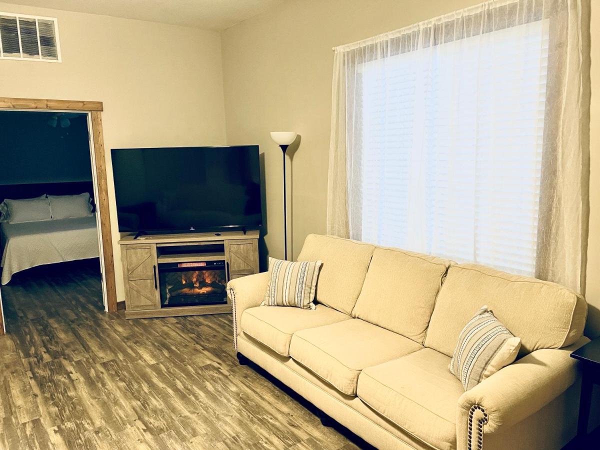 Modern Farmhouse 3 Bed, 2 Bath Apartment, Sleeps 7, Lots Of Space, Steps To Downtown, Honeywell & Eagles Theater Wabash المظهر الخارجي الصورة